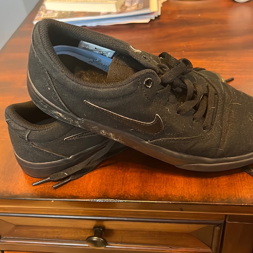 Solid black canvas Nikes men's size 7